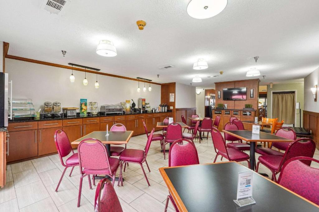 Quality Inn & Suites Доусонвилл Экстерьер фото