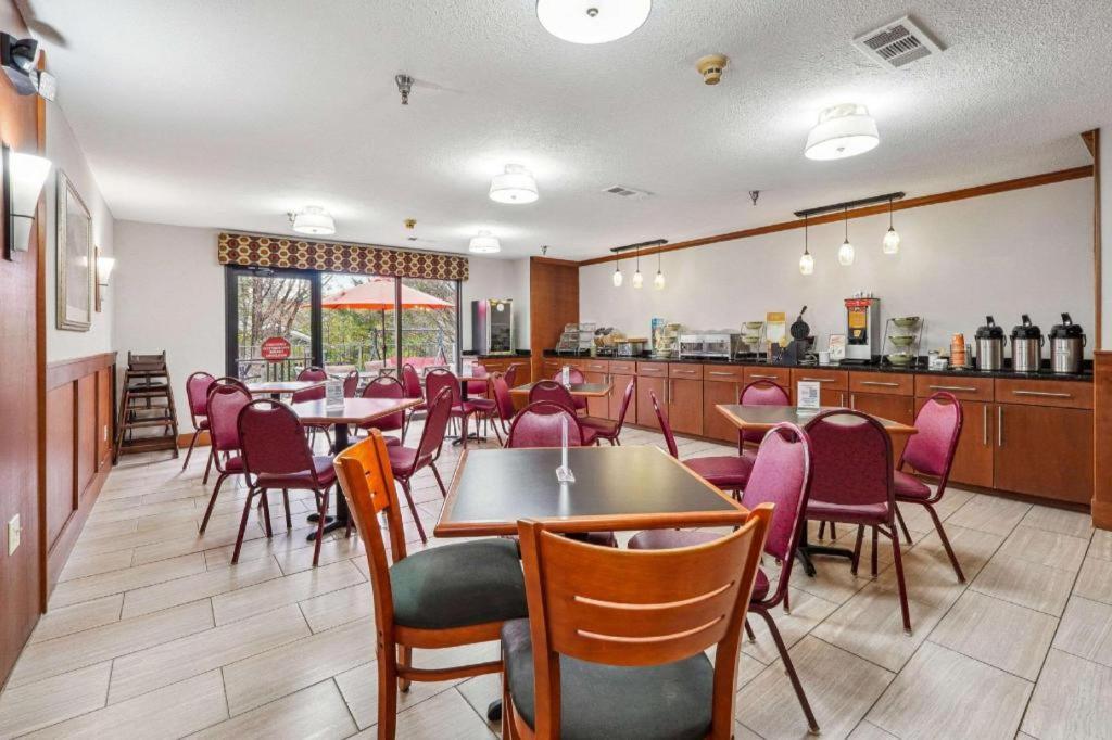 Quality Inn & Suites Доусонвилл Экстерьер фото