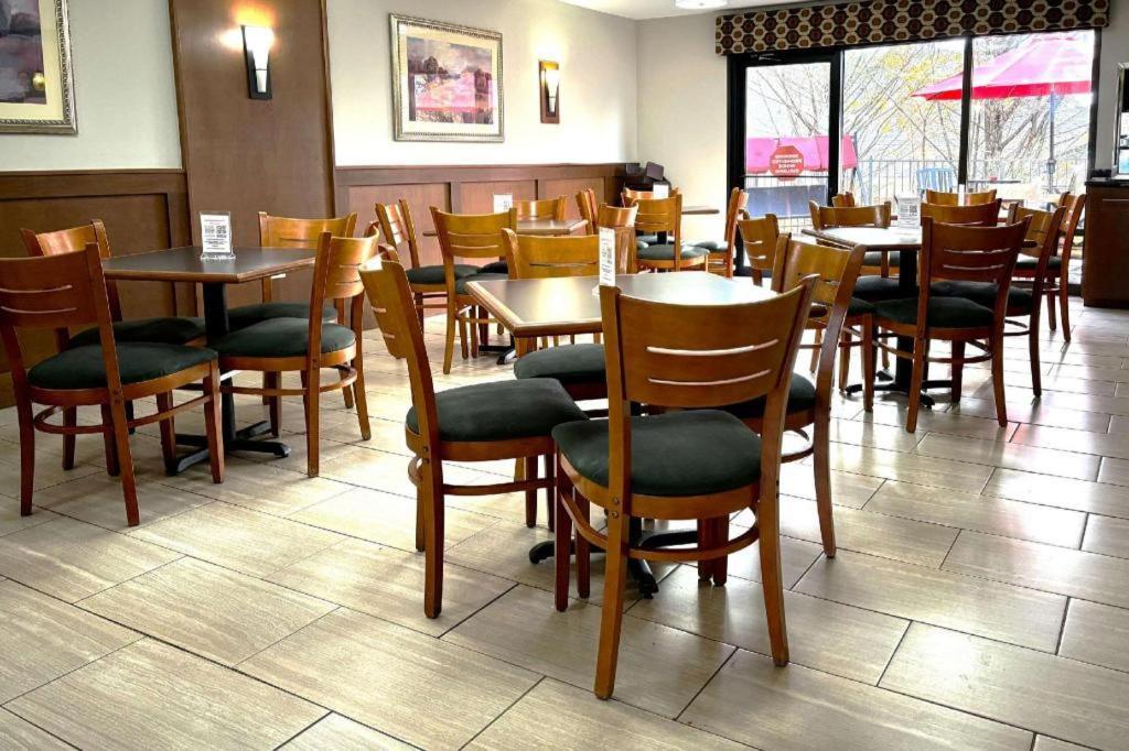 Quality Inn & Suites Доусонвилл Экстерьер фото