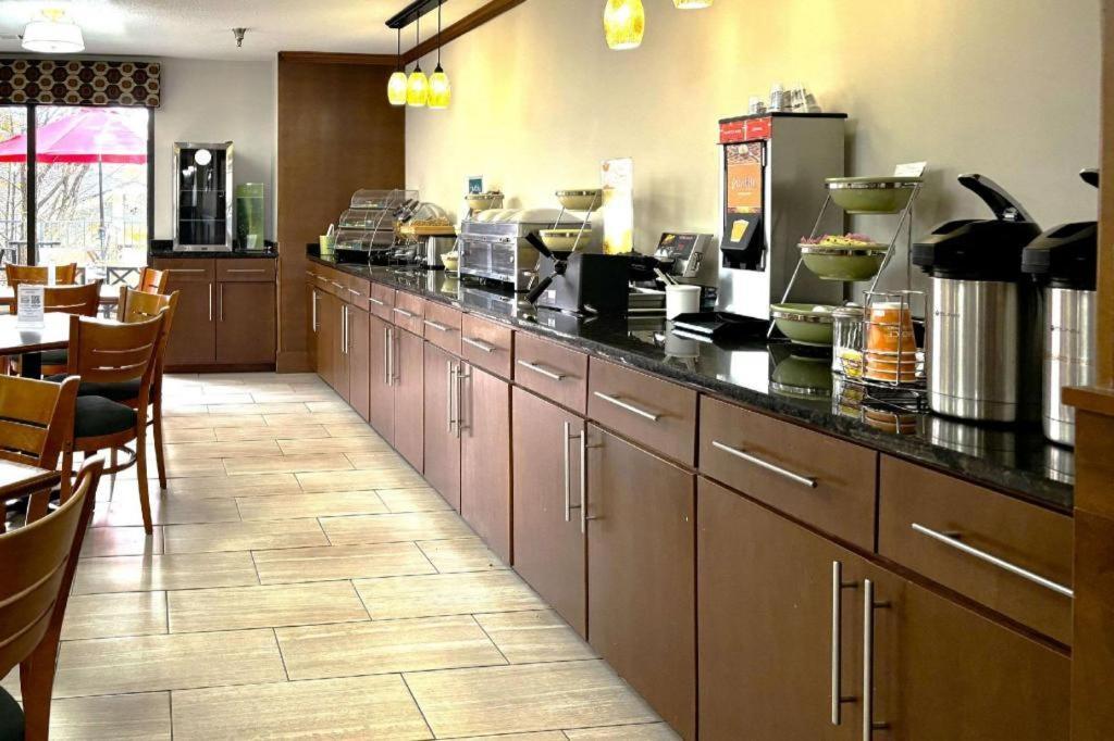 Quality Inn & Suites Доусонвилл Экстерьер фото